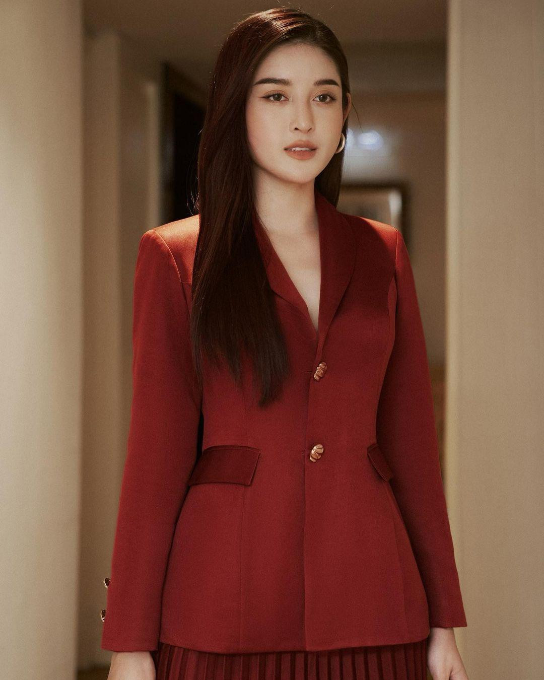 Á hậu Huyền My diện trang phục tông màu đỏ rực rỡ trong ngày Giáng Sinh.