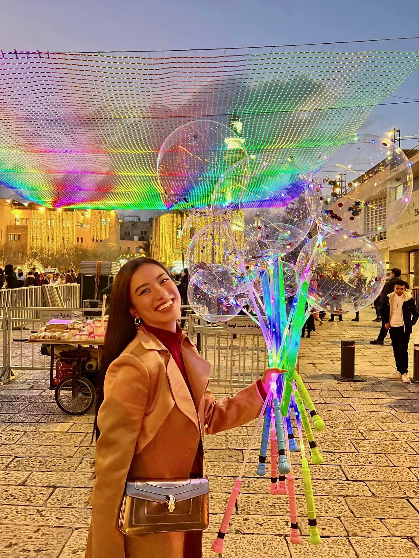 Á hậu Kim Duyên rạng rỡ đón Giáng Sinh bên Israel. Á hậu Kim Duyên rạng rỡ đón Giáng Sinh bên Israel.