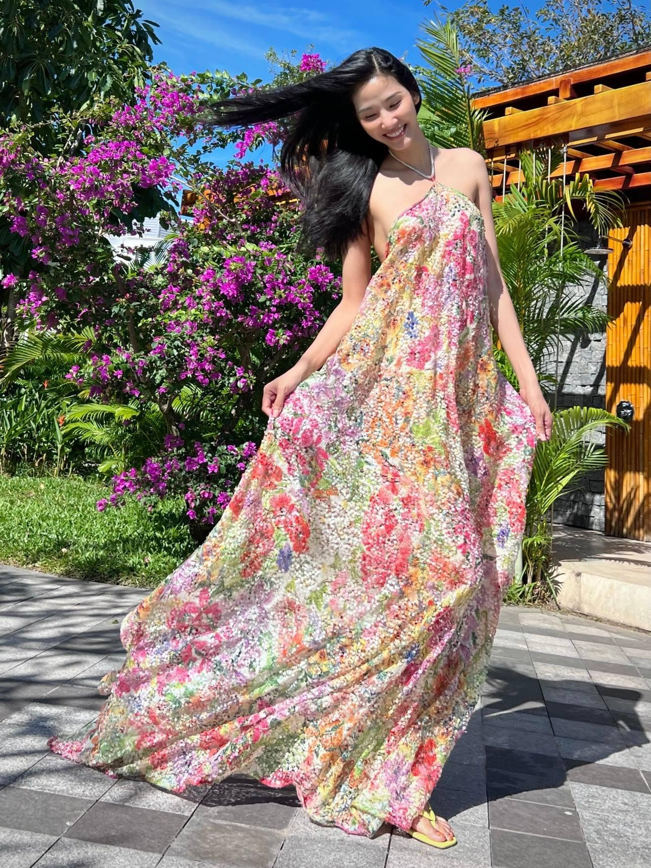 Á hậu Hoàng Thuỳ diện váy maxi kiểu cổ yếm khoe trọn vai trần quyến rũ.