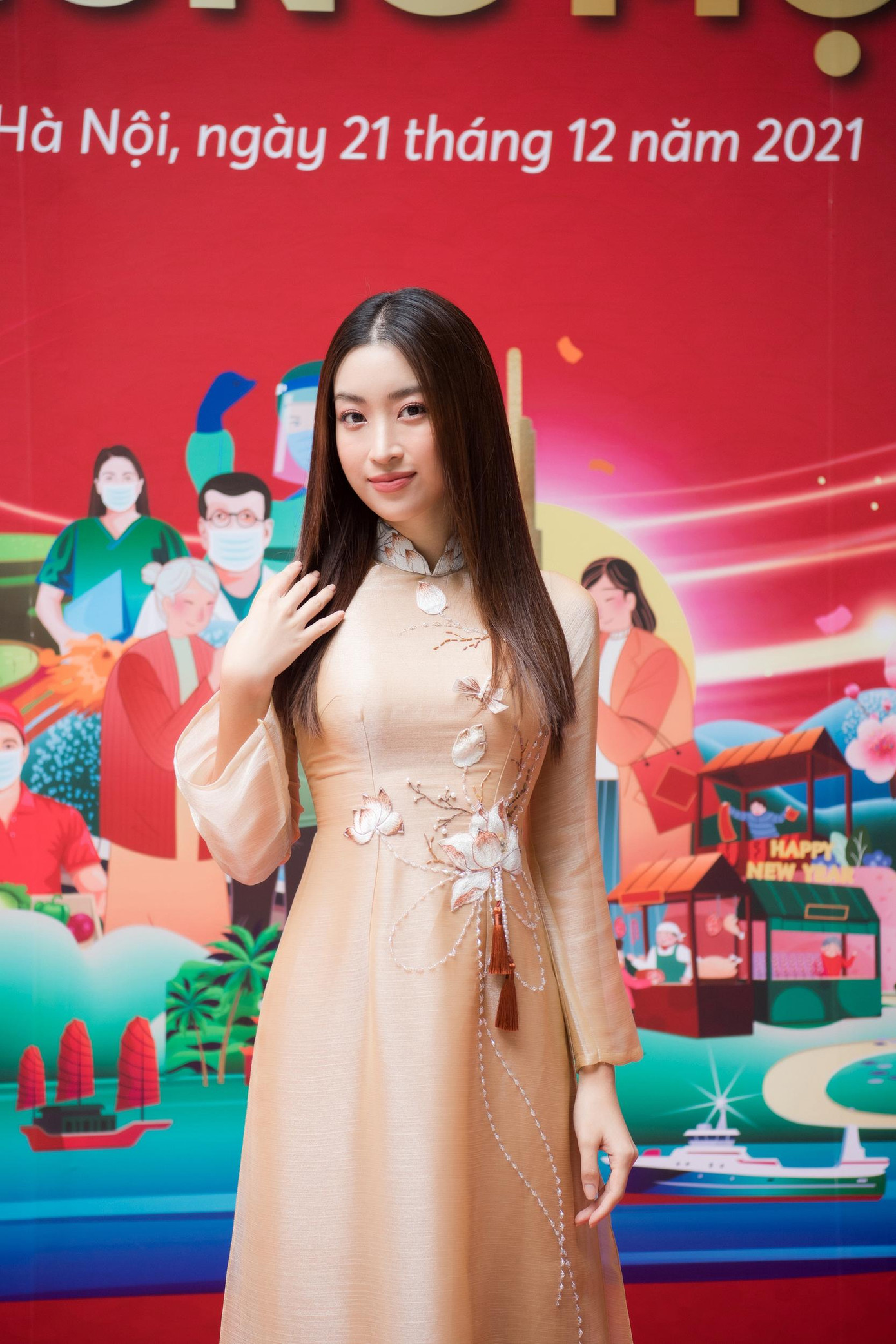 Mới đây Hoa hậu Đỗ Mỹ Linh cũng chính thức quay trở lại VTV với vai trò biên tập viên, mặc dù bận rộn nhưng người đẹp vẫn hào hứng tham gia chương trình.