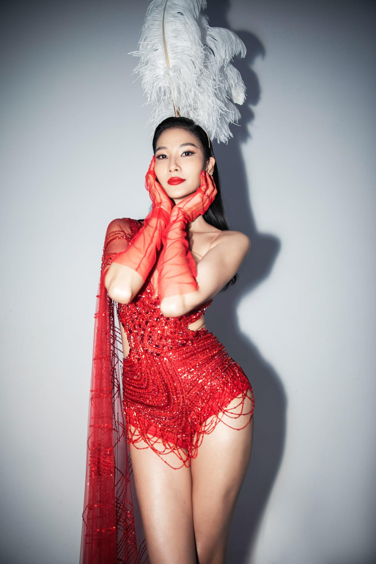 Á hậu Hoàng Thuỳ diện bộ váy xuyên thấu tông màu đỏ rực khoe trọn đôi chân dài quyến rũ. Á hậu Hoàng Thuỳ diện bộ váy xuyên thấu tông màu đỏ rực khoe trọn đôi chân dài quyến rũ.