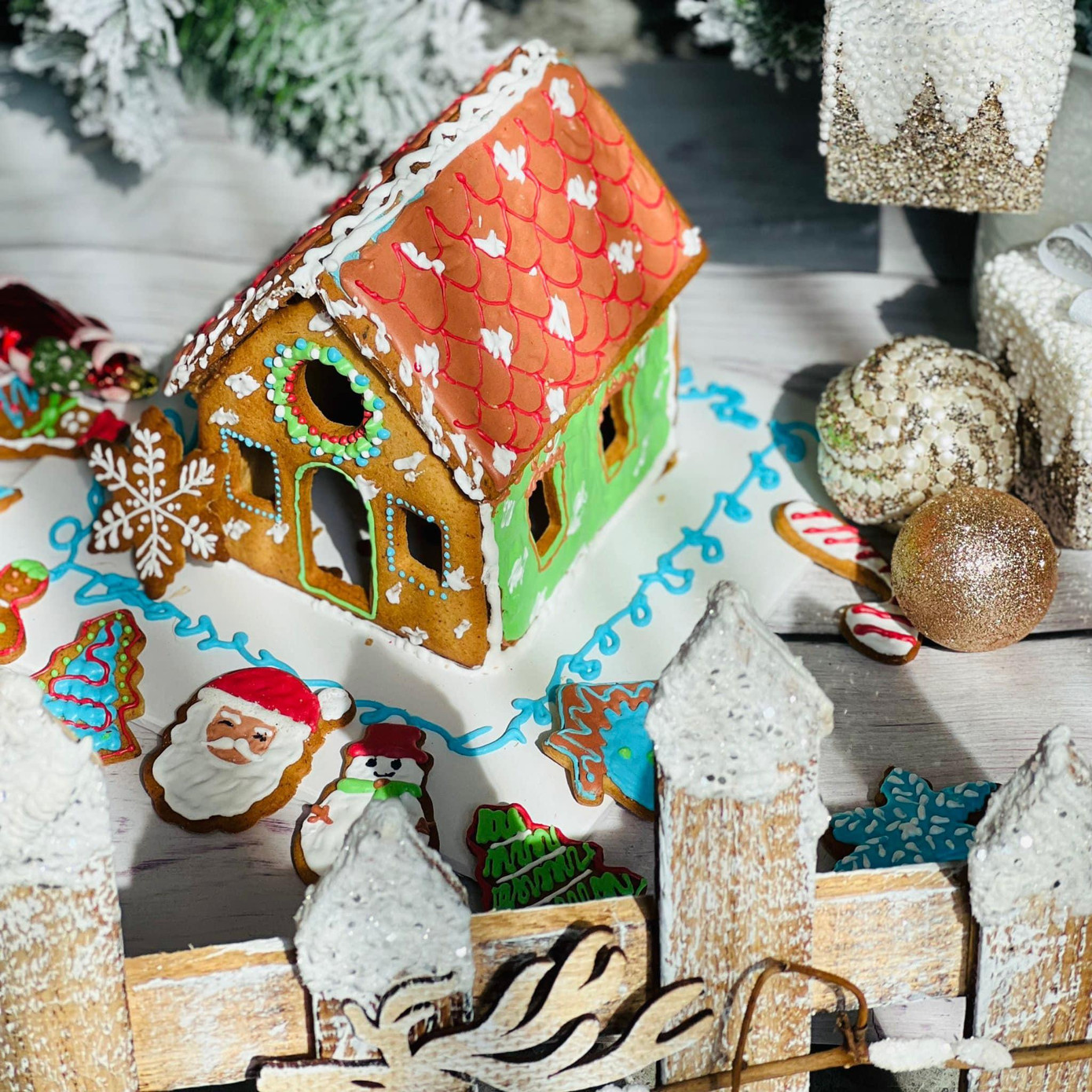 Hoa hậu Ngọc Hân trổ tài làm bánh và trang trí cực đẹp mắt cho dịp Giáng Sinh. Hoa hậu Ngọc Hân trổ tài làm bánh và trang trí cực đẹp mắt cho dịp Giáng Sinh.