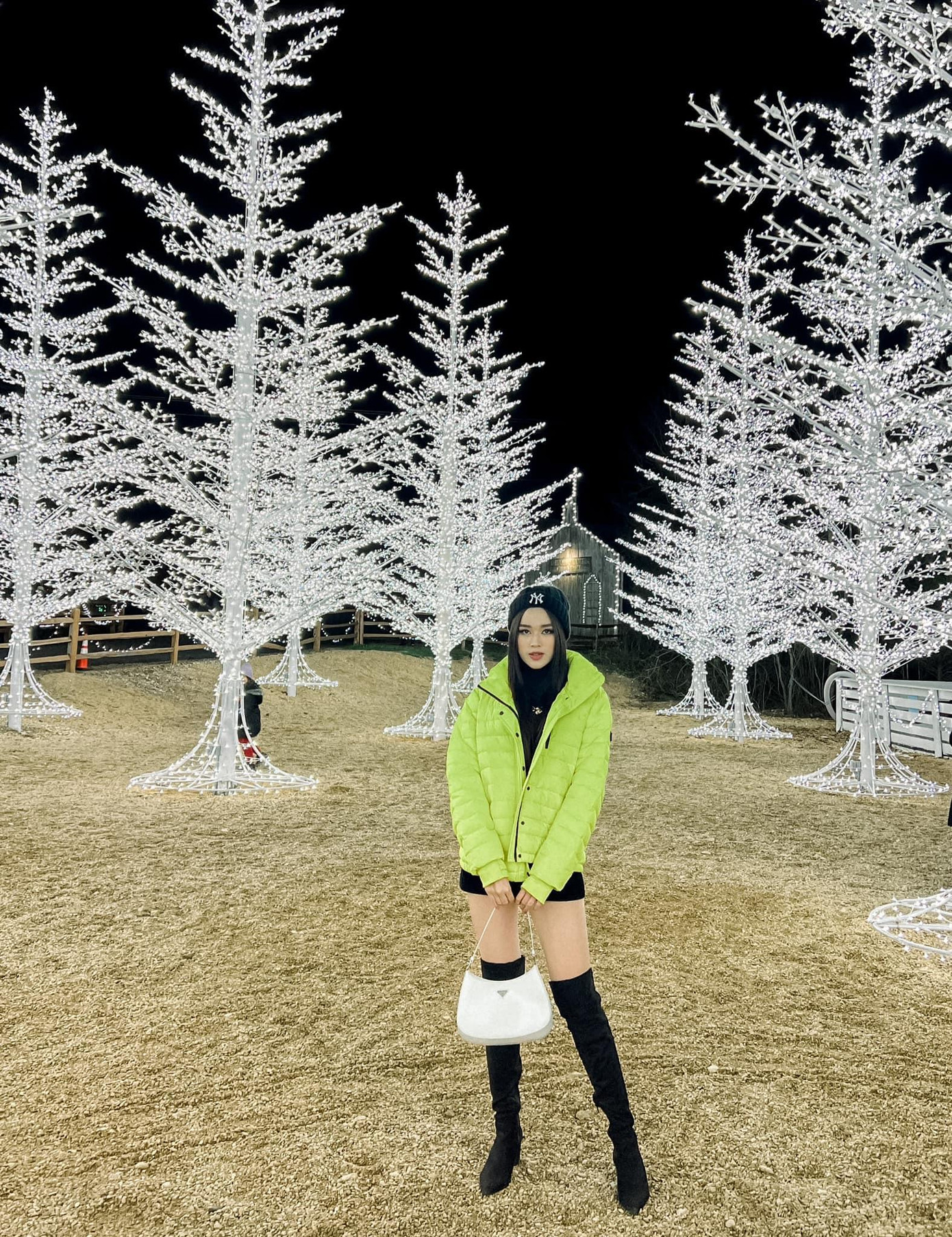 Diện trang phục cá tính, Đỗ Thị Hà nổi bật khi tạo dáng trong khu rừng với những cây thông nhân tạo được thắp sáng rực rỡ. Diện trang phục cá tính, Đỗ Thị Hà nổi bật khi tạo dáng trong khu rừng với những cây thông nhân tạo được thắp sáng rực rỡ.