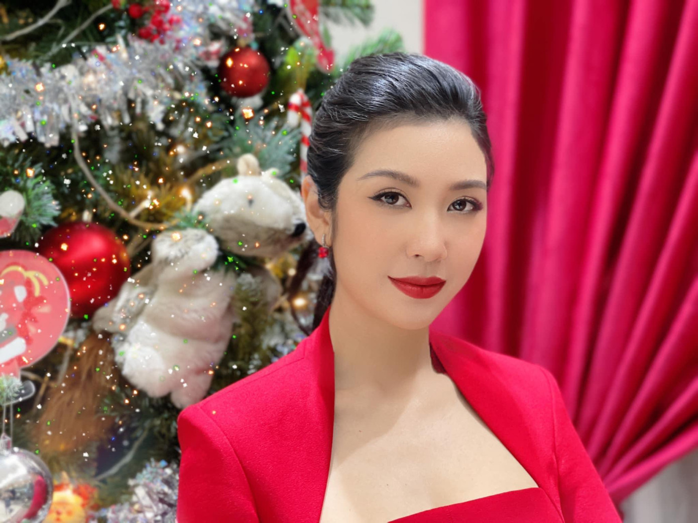 Á hậu Thuý Vân mang không khí Giáng sinh về rất gần với gam màu đỏ rực rỡ. Á hậu Thuý Vân mang không khí Giáng sinh về rất gần với gam màu đỏ rực rỡ.