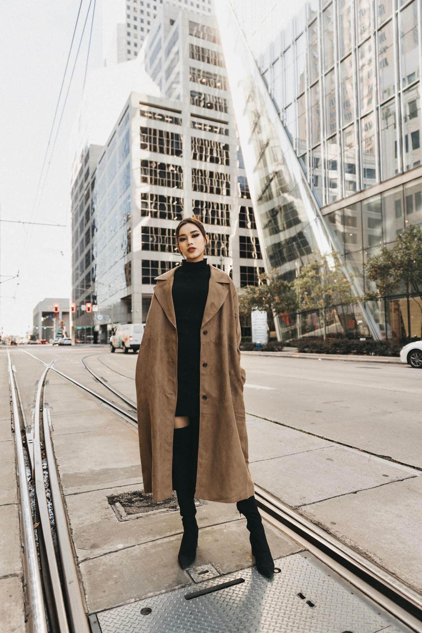 Phong cách rất Tây của người đẹp xứ Thanh khá phù hợp với hình ảnh năng động, hiện đại của đường phố Mỹ. Phong cách rất Tây của người đẹp xứ Thanh khá phù hợp với hình ảnh năng động, hiện đại của đường phố Mỹ.