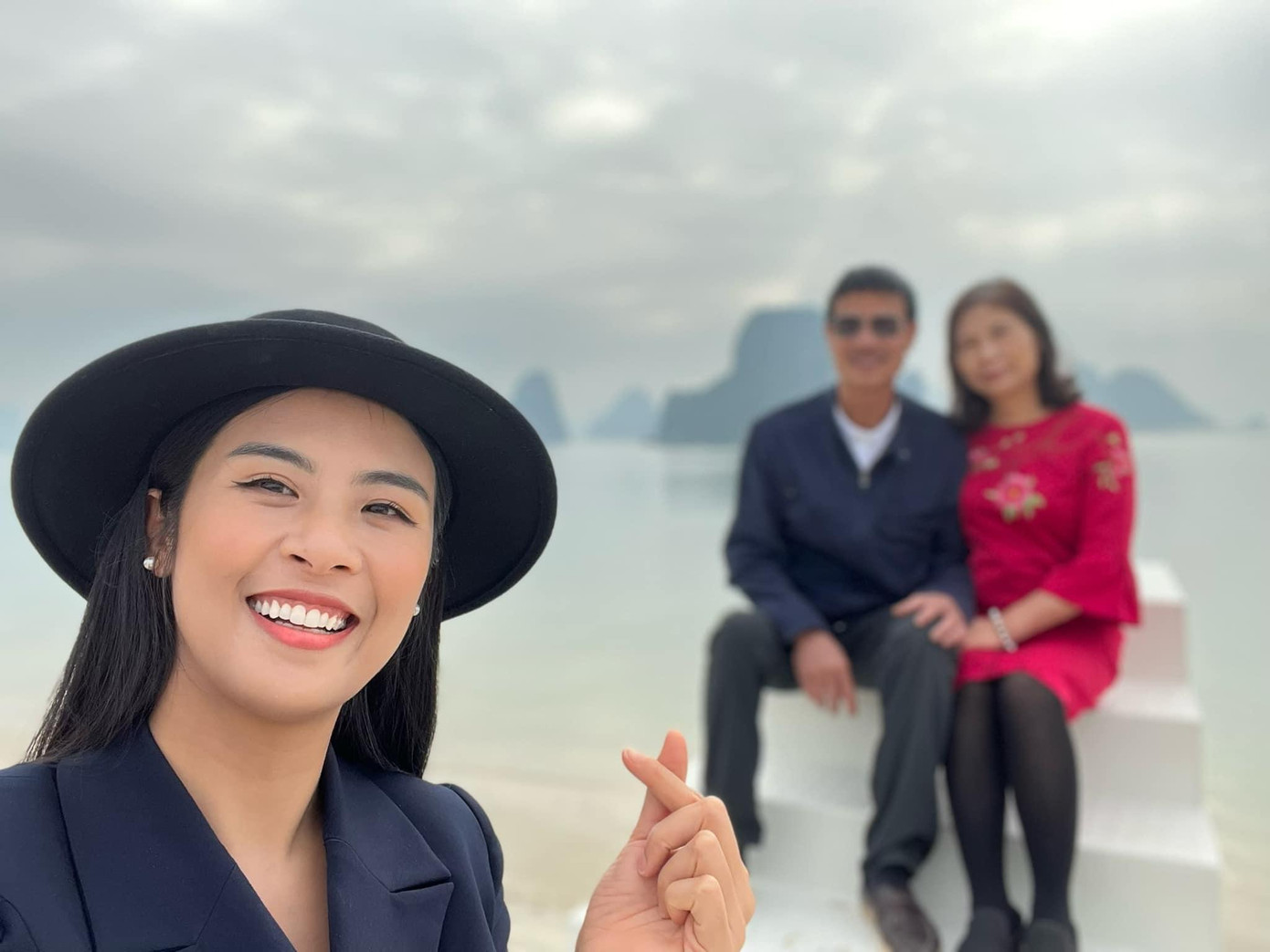 Hoa hậu Ngọc Hân dành ngày Giáng Sinh ý nghĩa bên bố mẹ.