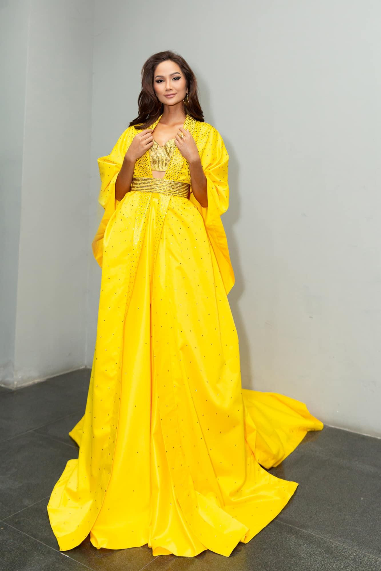 Hoa hậu H'Hen Niê gây chú ý tại sự kiện với bộ váy vàng rực.