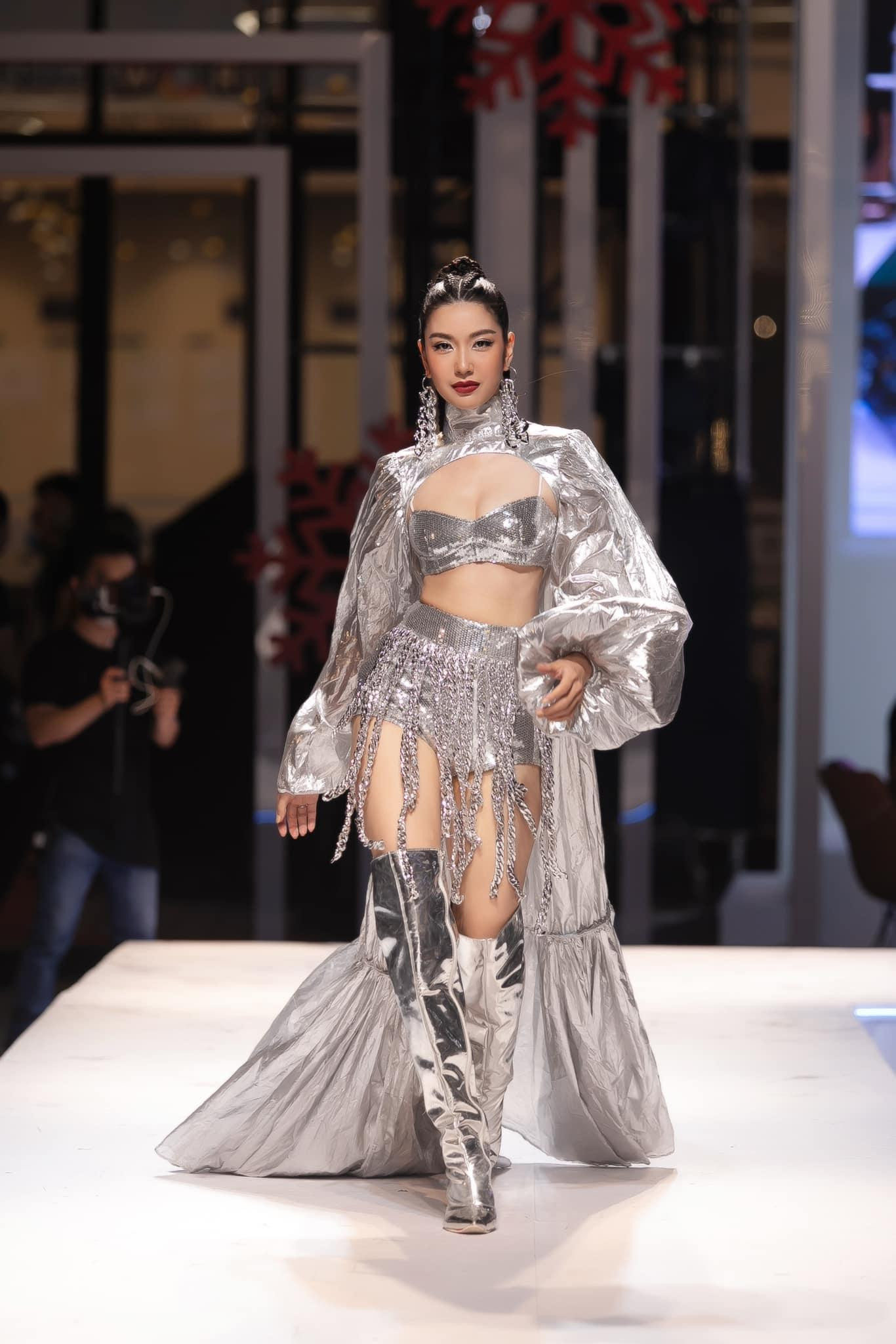 Á hậu Thuý Vân diện set đồ ánh bạc lấp lánh, khoe thần thái kiêu sa và quyến rũ trên sàn diễn.