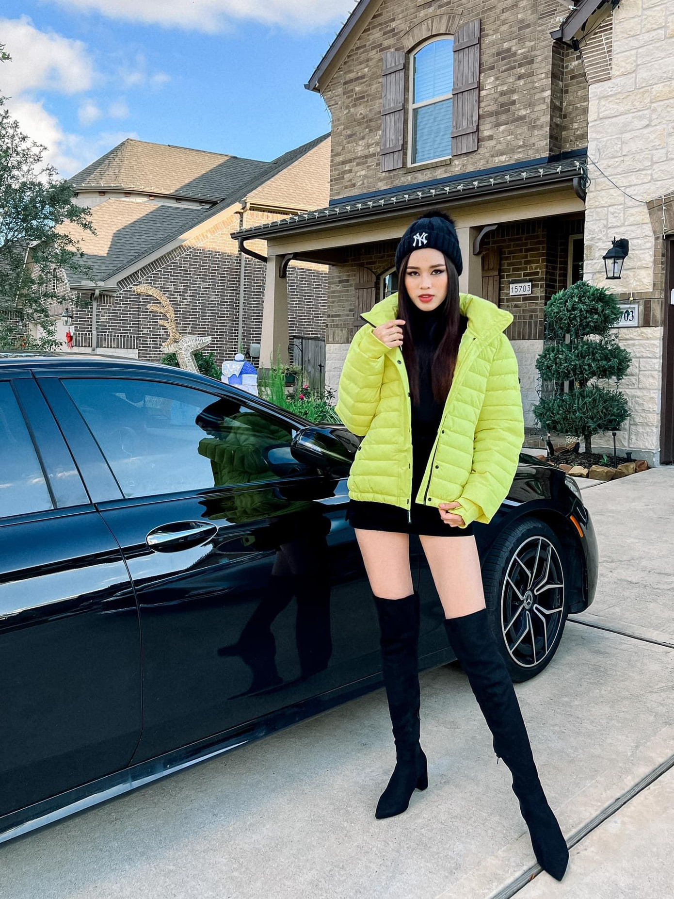 Người đẹp hé lộ do không mang theo nhiều đồ mùa đông nên cô phải mượn đồ của bạn ở Mỹ. Bộ trang phục tông màu đen với áo khoác tông màu xanh neon cá tính giúp cô nổi bật trên phố. Người đẹp hé lộ do không mang theo nhiều đồ mùa đông nên cô phải mượn đồ của bạn ở Mỹ. Bộ trang phục tông màu đen với áo khoác tông màu xanh neon cá tính giúp cô nổi bật trên phố.