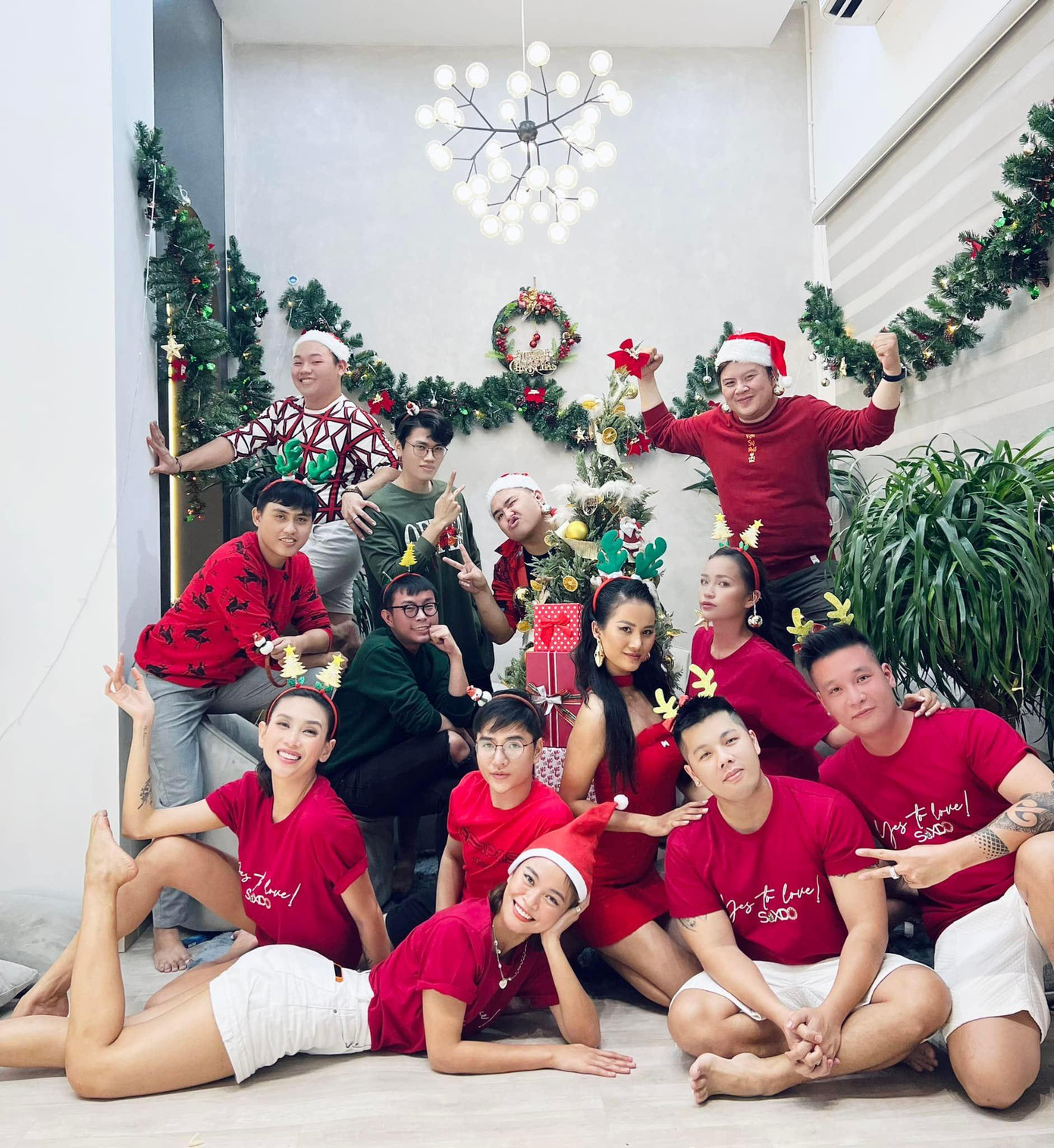 Á hậu Mâu Thuỷ, Võ Hoàng Yến và hội bạn thân đón Giáng Sinh vui vẻ bên nhau.