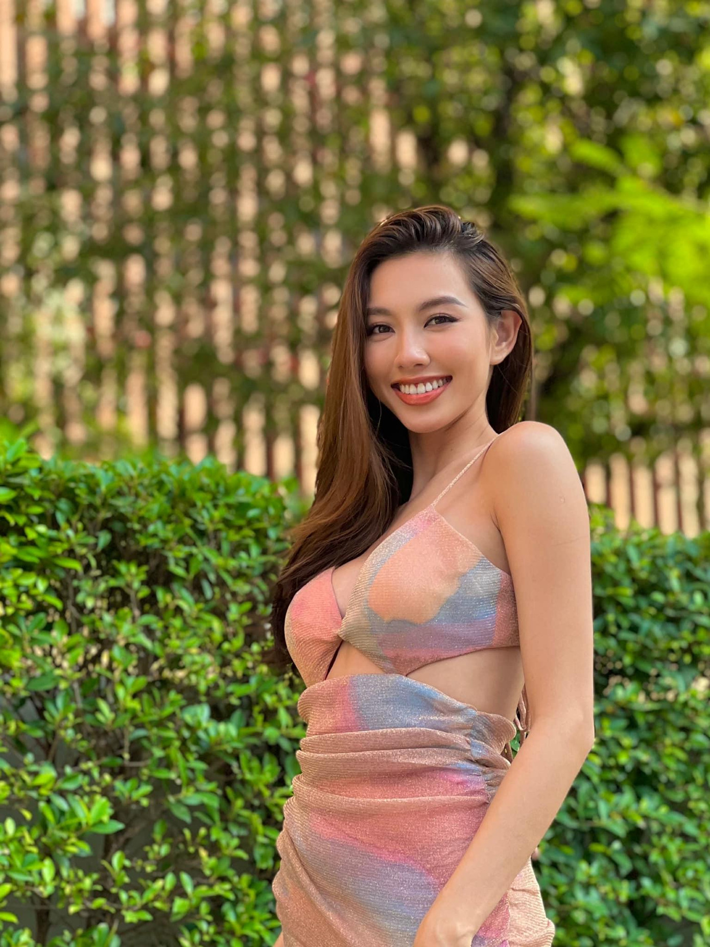 Thuỳ Tiên ghi điểm với loạt trang phục chỉn chu, quyến rũ trên đất Thái. Thuỳ Tiên ghi điểm với loạt trang phục chỉn chu, quyến rũ trên đất Thái.