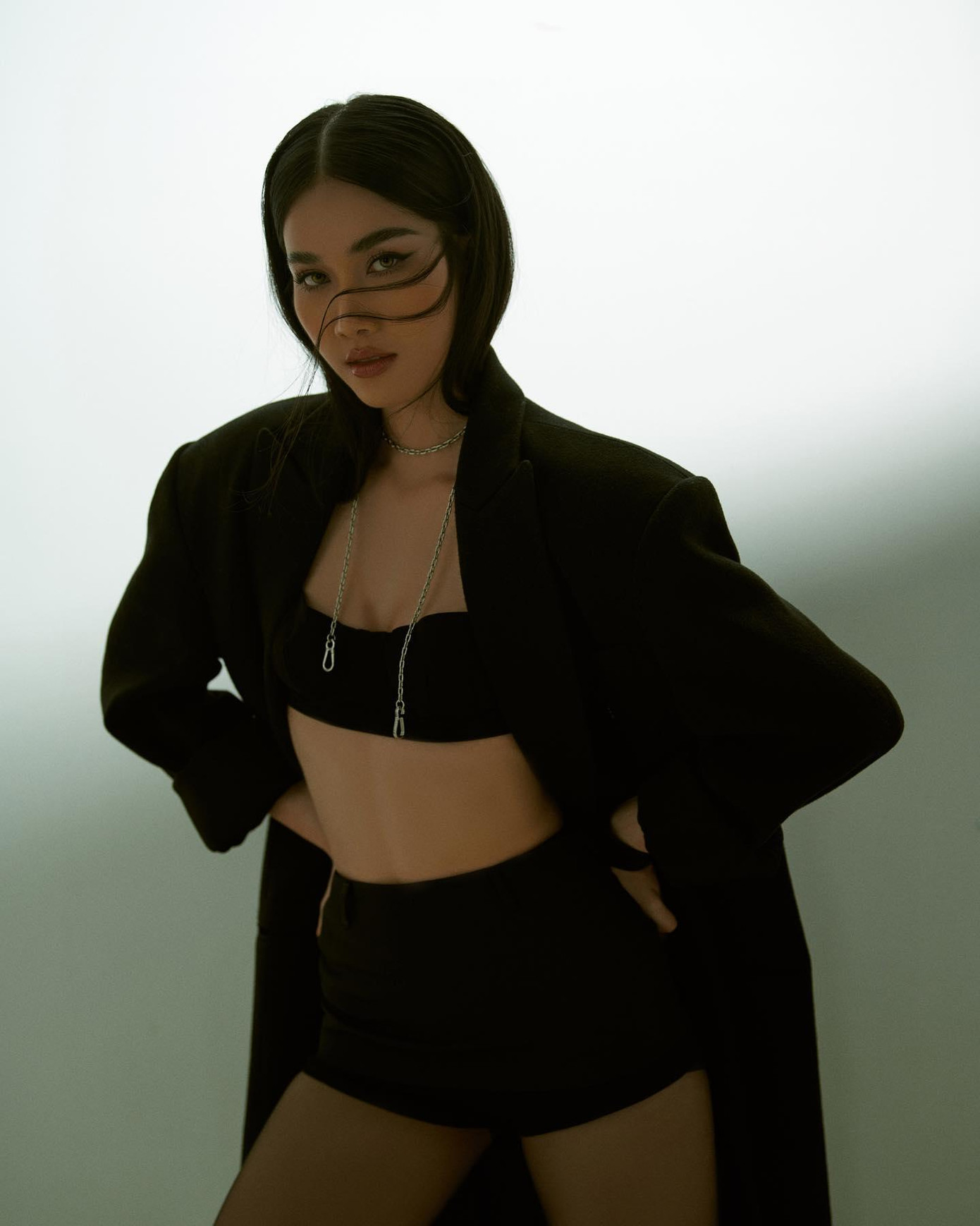 Á hậu Phương Anh xuất hiện cực kỳ táo bạo và quyến rũ trong hình ảnh mới. Á hậu Việt Nam 2020 diện crop-top khoe thân hình nóng bỏng.