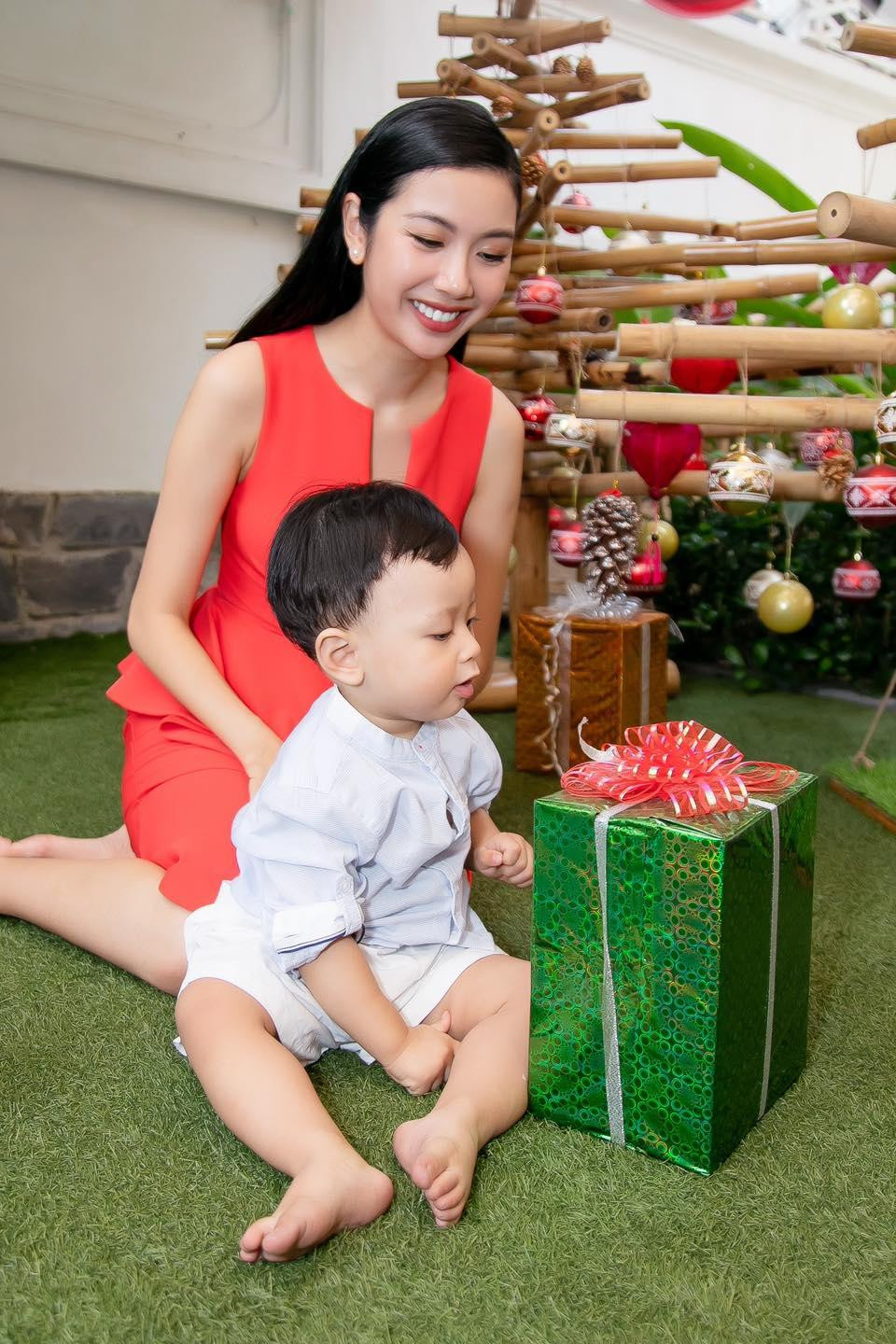 Cô chia sẻ năm nay không cần quà Noel vì chính cậu quý tử đã là món quà quý giá nhất rồi! Cô chia sẻ năm nay không cần quà Noel vì chính cậu quý tử đã là món quà quý giá nhất rồi!