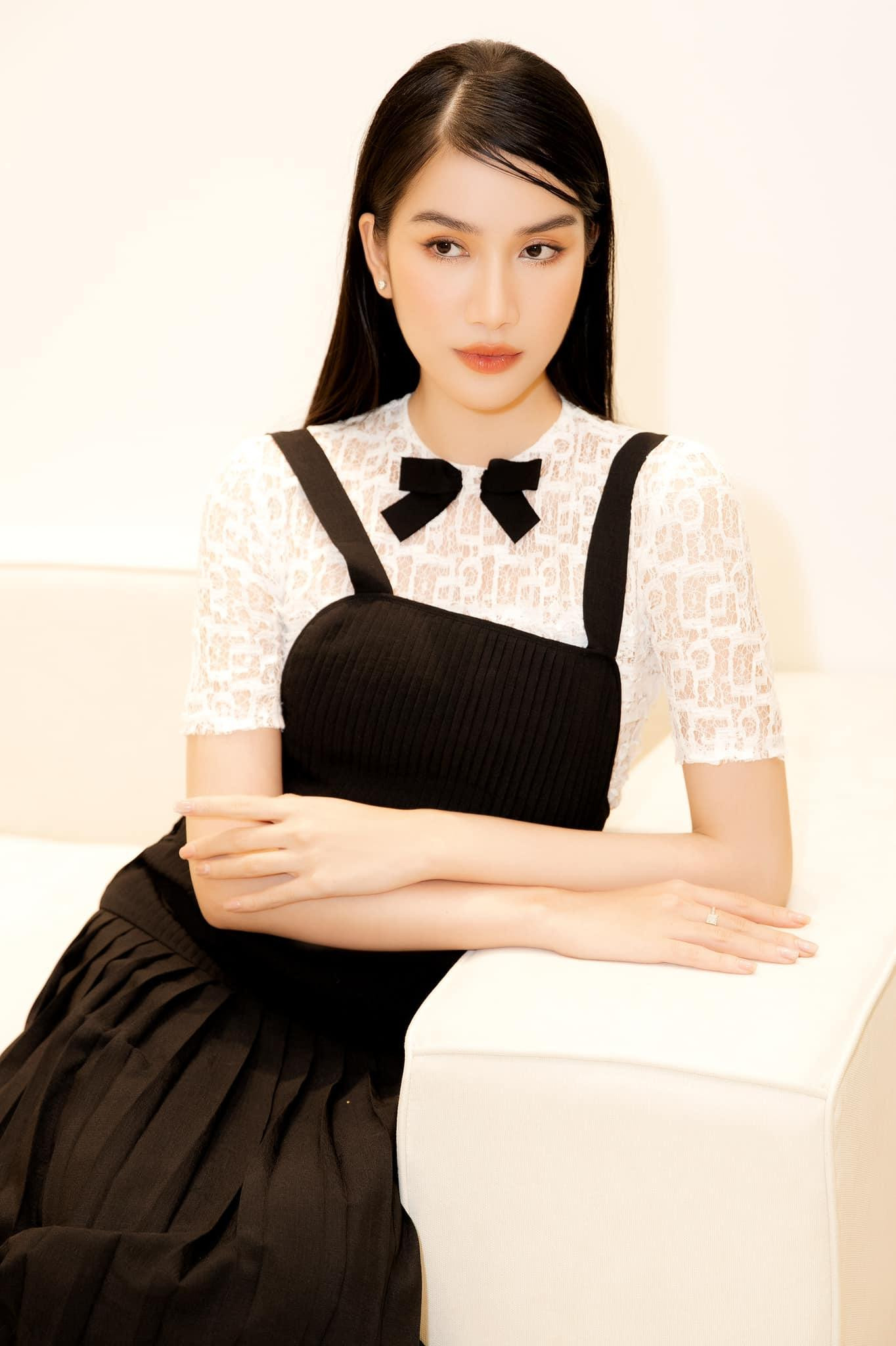 Á hậu Phương Anh đẹp dịu dàng và thanh lịch với set đồ tông màu đen - trắng.