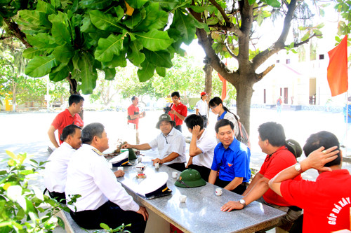 Đoàn đại biểu làm việc với lãnh đạo đảo Sơn Ca dưới tán bàng vuông