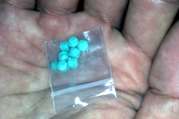 Những viên “kẹo” được chuyền tay nhau công khai trên mặt bàn tại bar ML đêm 4-10