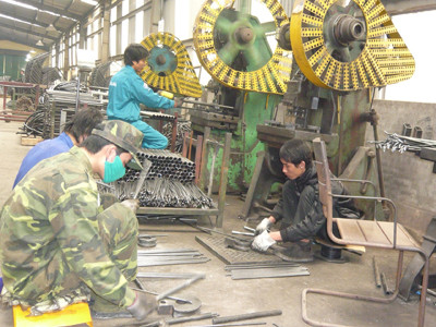 Vì khó khăn, các doanh nghiệp đang xảy ra tình trạng dư thừa lao động Ảnh: Bảo Anh