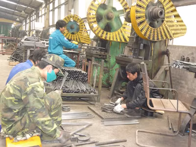 Vì khó khăn, các doanh nghiệp đang xảy ra tình trạng dư thừa lao động Ảnh: Bảo Anh