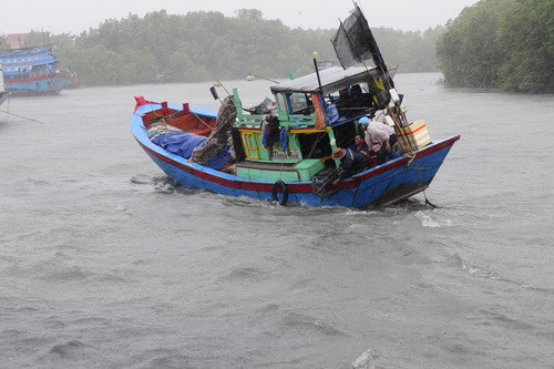 Một chiếc thuyền bị gió thổi nghiêng khi đang di chuyển tránh bão - Ảnh: Thuận Thắng/Tuổi Trẻ 