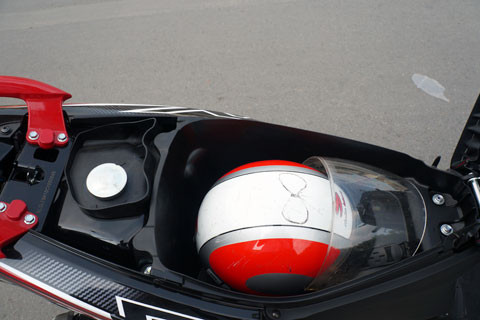 Cốp đủ đựng vừa 1 mũ bảo hiểm trùm đầu. Cốp đủ đựng vừa 1 mũ bảo hiểm trùm đầu