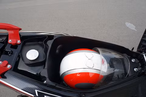 Cốp đủ đựng vừa 1 mũ bảo hiểm trùm đầu