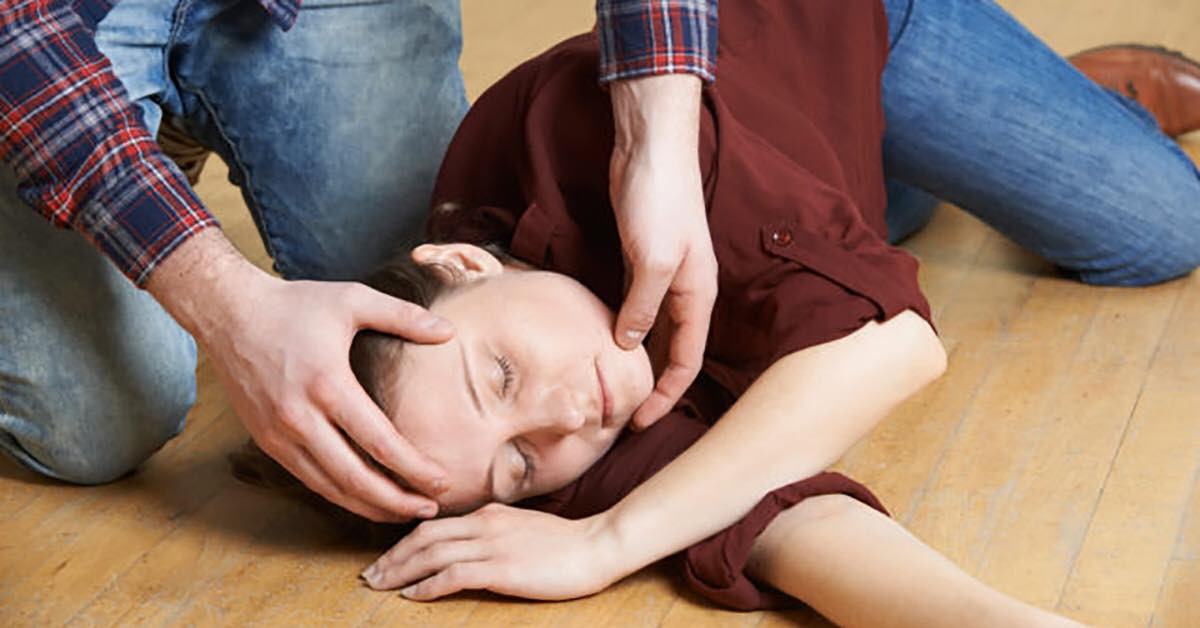 Cần lưu ý xem điều gì xảy ra trước khi có cơn động kinh, xem người bệnh có hành vi gì đặc biệt, có sự thay đổi gì của môi trường bên ngoài hay cơ thể, những dấu hiệu của cảm xúc như lo âu, căng thẳng hay cảm giác hưng phấn hay trầm buồn. Ảnh minh họa: Internet Cần lưu ý xem điều gì xảy ra trước khi có cơn động kinh, xem người bệnh có hành vi gì đặc biệt, có sự thay đổi gì của môi trường bên ngoài hay cơ thể, những dấu hiệu của cảm xúc như lo âu, căng thẳng hay cảm giác hưng phấn hay trầm buồn. Ảnh minh họa: Internet