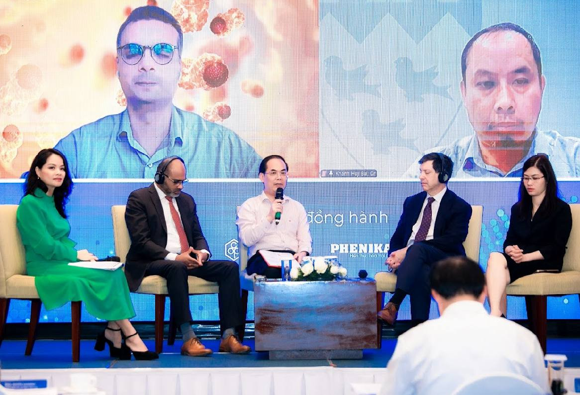 Các đại biểu thảo luận tại chương trình