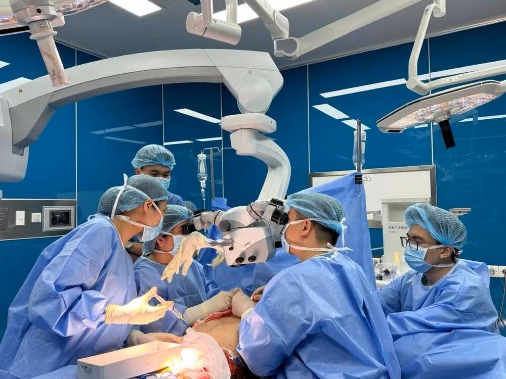 Ung thư tiêu hóa nếu phát hiện ở giai đoạn muộn có thể cần điều trị phức tạp hơn, bao gồm phẫu thuật phối hợp nhiều phương pháp hóa trị, xạ trị hoặc điều trị bằng liệu pháp nhắm trúng đích. Ảnh minh họa: Internet Ung thư tiêu hóa nếu phát hiện ở giai đoạn muộn có thể cần điều trị phức tạp hơn, bao gồm phẫu thuật phối hợp nhiều phương pháp hóa trị, xạ trị hoặc điều trị bằng liệu pháp nhắm trúng đích. Ảnh minh họa: Internet