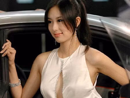 Lộng lẫy, xinh đẹp và thu nhập khủng là điều mơ ước của các người mẫu xe hơi khi vào nghề