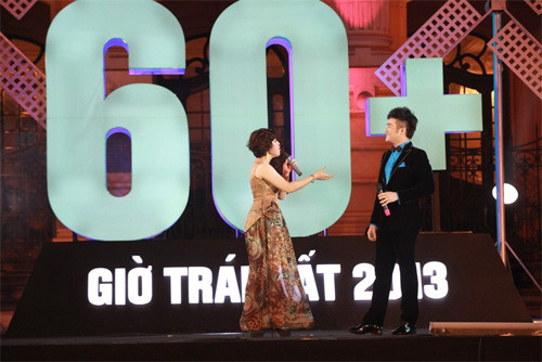 Đại sứ chương trình - ca sĩ Bảo Trâm và Minh Quân song ca trên sân khấu.