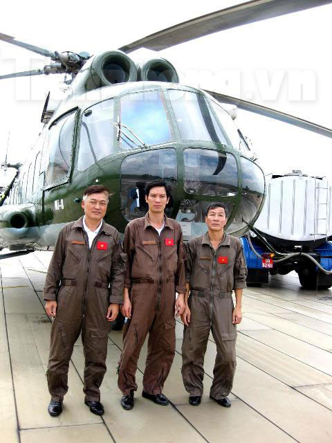 Niềm vui của tổ bay hoàn thành xuất sắc nhiệm vụ