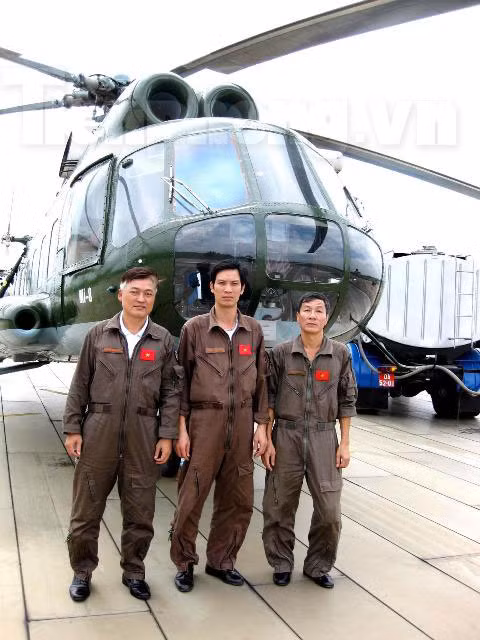 Niềm vui của tổ bay hoàn thành xuất sắc nhiệm vụ