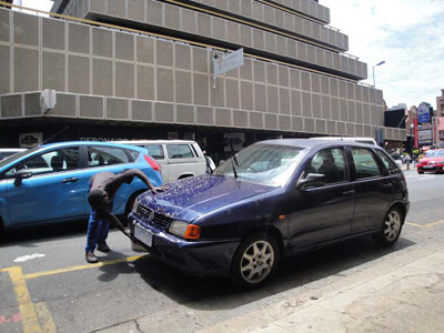 Rửa xe siêu tốc ngay trên phố