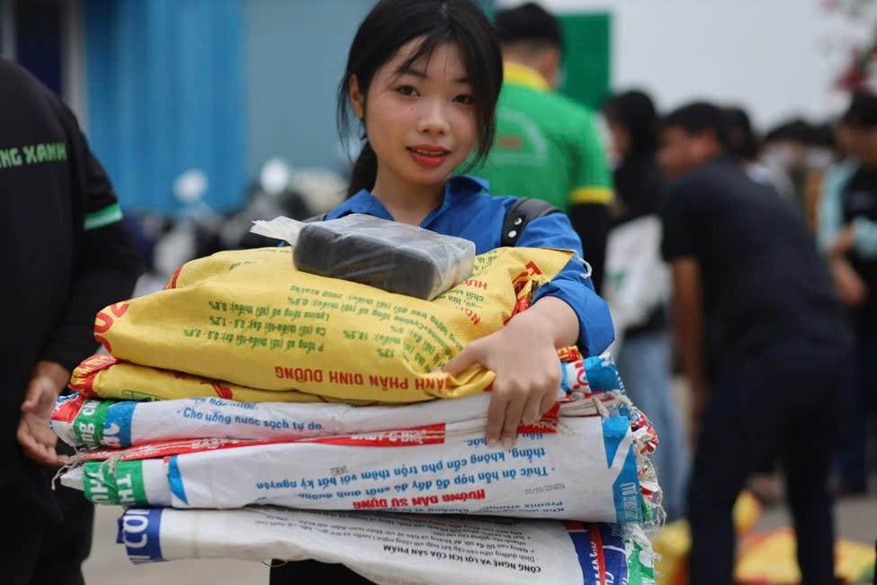 Từ sớm, các tình nguyện viên đã chuẩn bị sẵn các dụng cụ để thực hiện chiến dịch làm sạch bán đảo Sơn Trà. Bạn Thu Thảo - Trường Đại học Kinh tế Đà Nẵng chia sẻ: “Mình thấy hoạt động rất ý nghĩa. Đặc biệt là đối với những người trẻ như mình”. Từ sớm, các tình nguyện viên đã chuẩn bị sẵn các dụng cụ để thực hiện chiến dịch làm sạch bán đảo Sơn Trà. Bạn Thu Thảo - Trường Đại học Kinh tế Đà Nẵng chia sẻ: “Mình thấy hoạt động rất ý nghĩa. Đặc biệt là đối với những người trẻ như mình”.