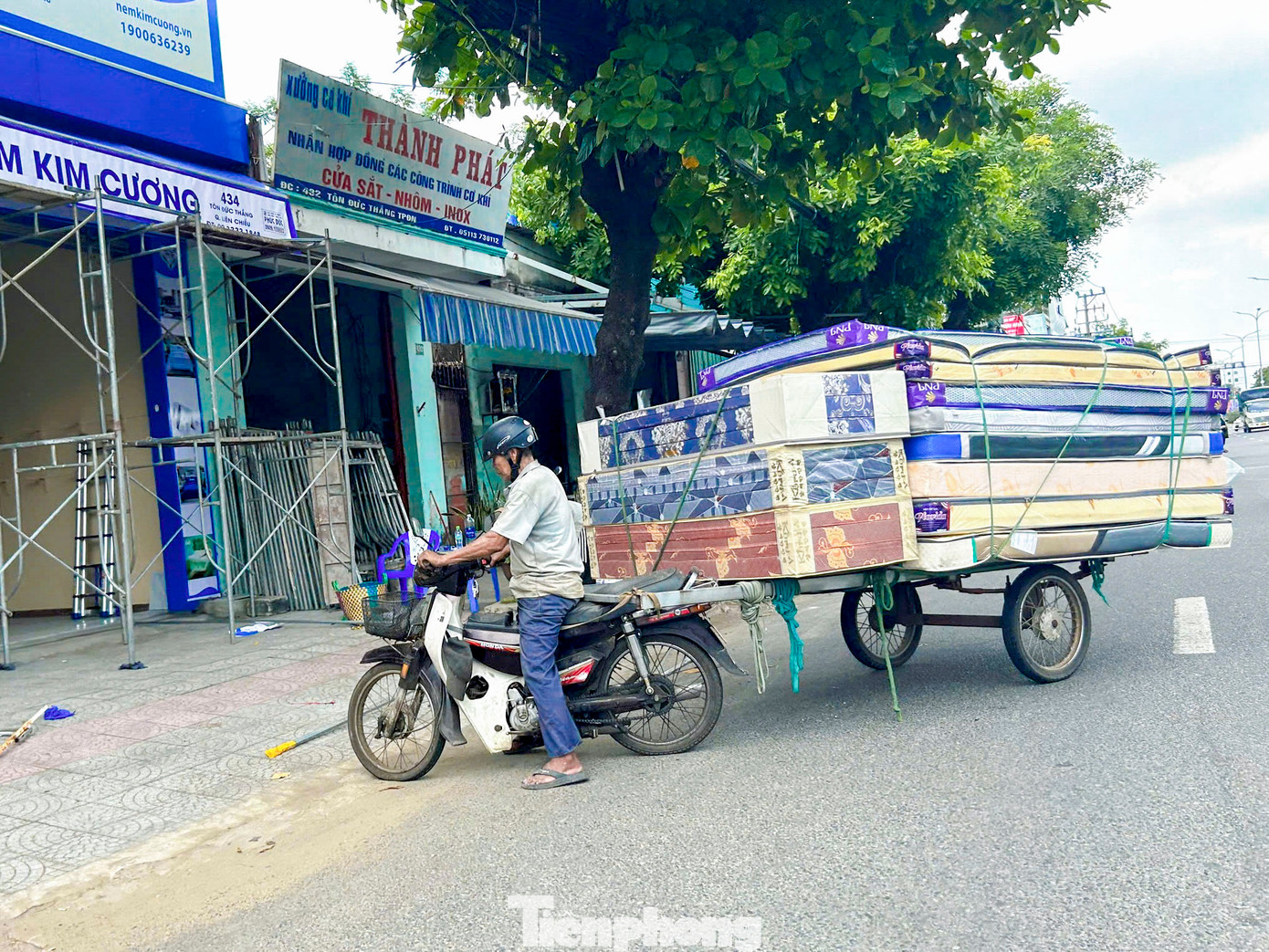 &quot;Phần lớn người điều khiển xe là lao động nghèo, điều kiện kinh tế khó khăn nên việc xử phạt cũng gặp nhiều vướng mắc. Có người sợ bị bắt nên thường chọn chạy vào giờ trưa hoặc chiều tối để né lực lượng tuần tra. Nhiều trường hợp vi phạm không xuất trình được giấy tờ xe, nên phương tiện bị tạm giữ vài ngày trước khi được trả lại&quot;, Trung tá Tài nói.