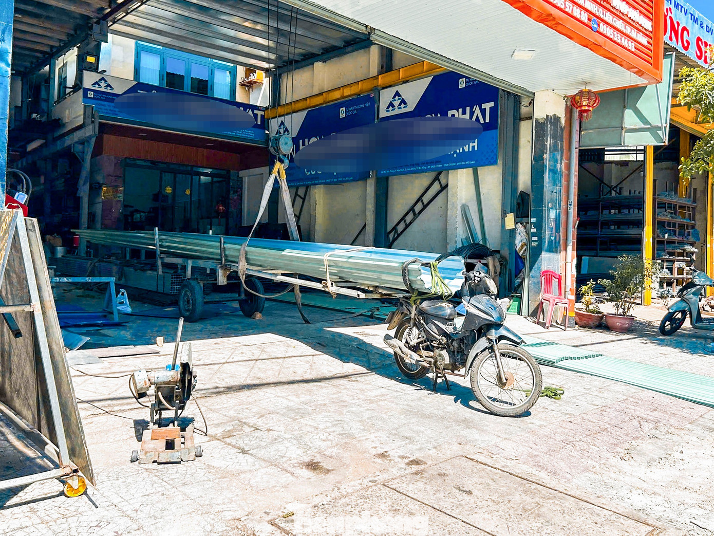 Chiếc xe tự chế thô sơ kéo theo tấm tôn dài được ghi nhận xuất phát từ một xưởng vật liệu xây dựng nằm trên đường Tôn Đức Thắng, quận Liên Chiểu.