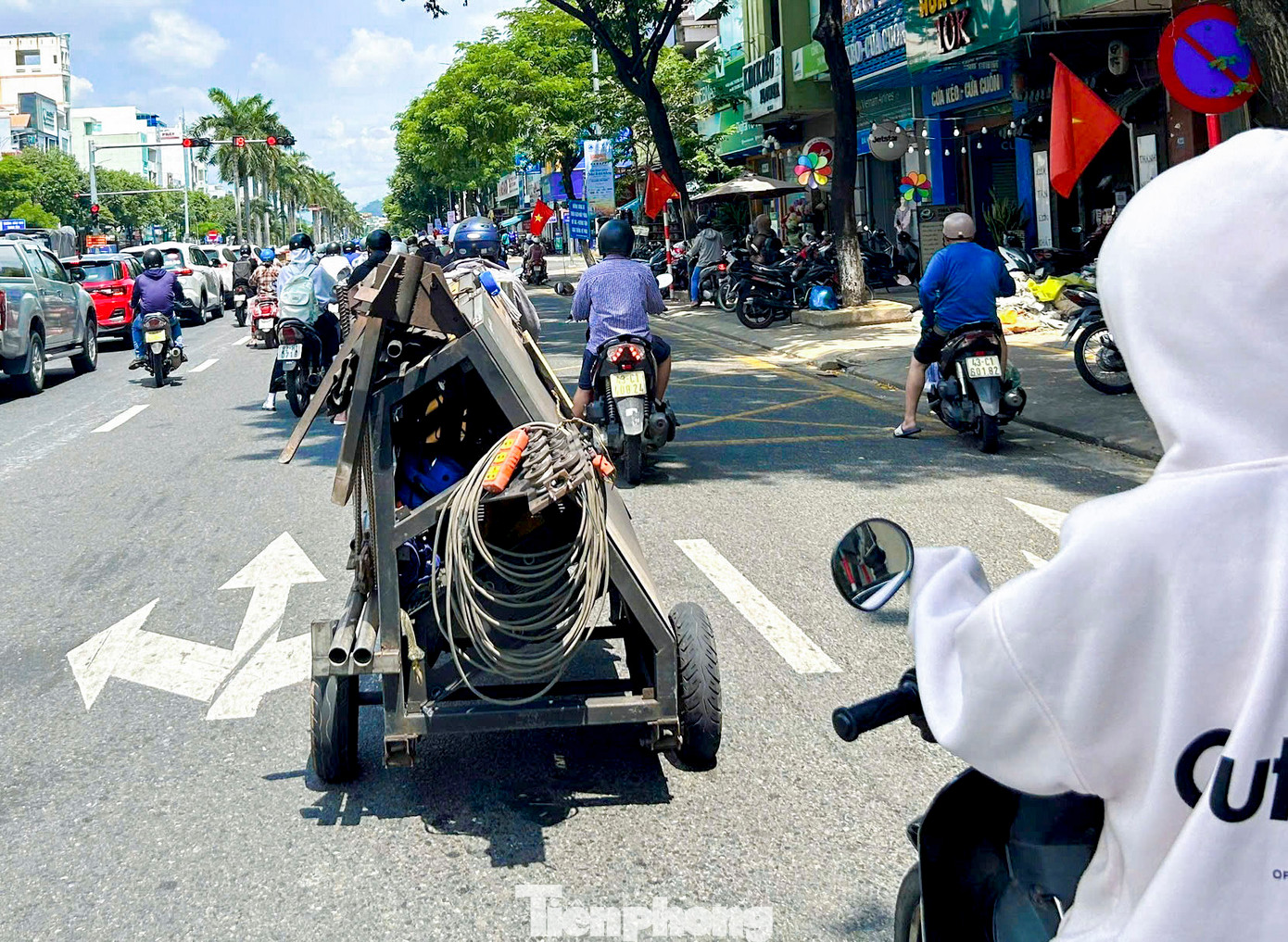 Dù lực lượng chức năng đã nhiều lần ra quân xử lý, tuy nhiên tình trạng tái diễn vẫn liên tục xảy ra, khiến người đi đường không khỏi lo sợ mỗi khi bắt gặp những chiếc xe ba gác kéo theo hàng hóa cồng kềnh len lỏi giữa phố đông.
