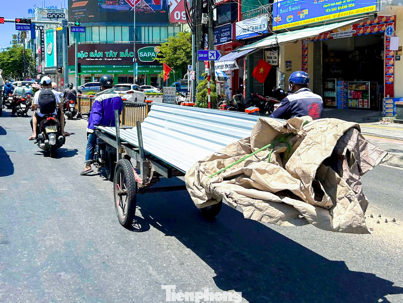 Nhiều người tham gia giao thông ngao ngán khi liên tục gặp các loại xe ba gác, xe tự chế thô sơ chở theo những tấm tôn dài trên đường.