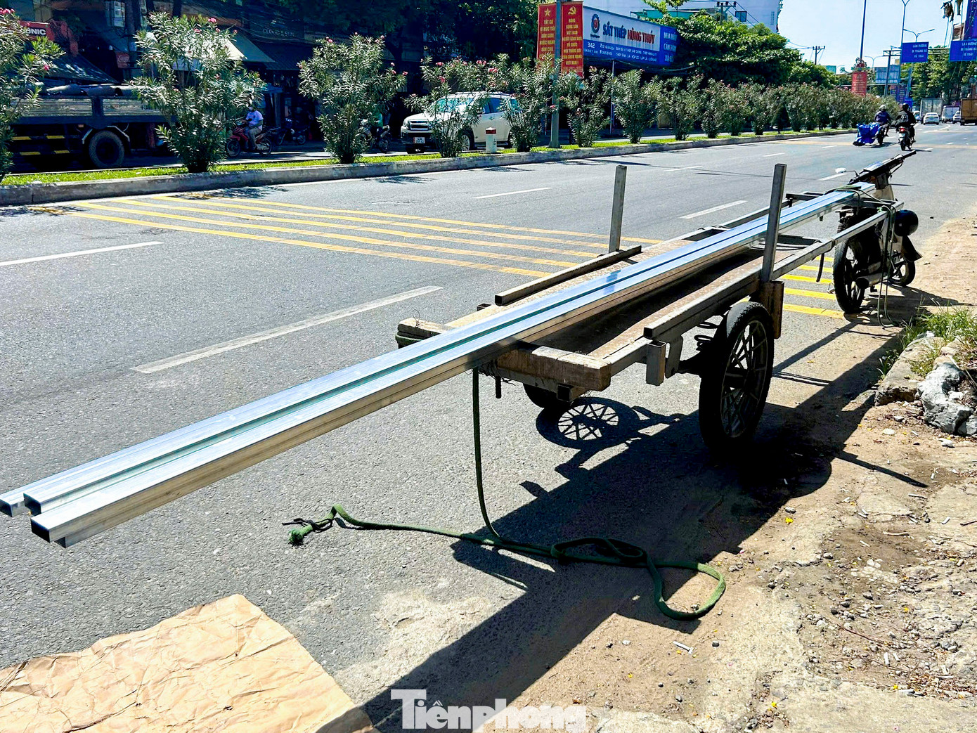 Dù lực lượng chức năng đã nhiều lần ra quân xử lý, tuy nhiên tình trạng tái diễn vẫn liên tục xảy ra, khiến người đi đường không khỏi lo sợ mỗi khi bắt gặp những chiếc xe ba gác kéo theo hàng hóa cồng kềnh len lỏi giữa phố đông.