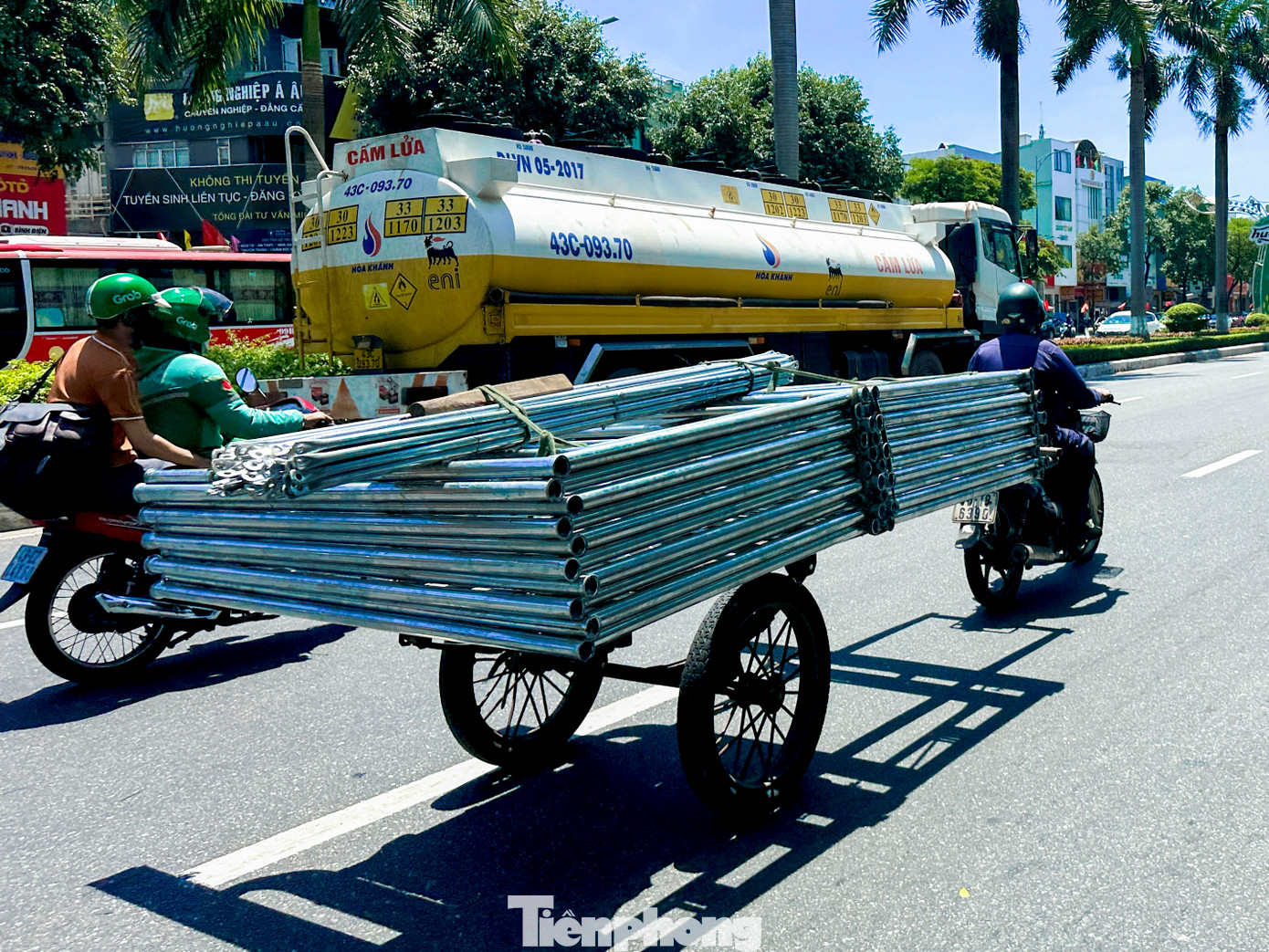 &quot;Phần lớn người điều khiển xe là lao động nghèo, điều kiện kinh tế khó khăn nên việc xử phạt cũng gặp nhiều vướng mắc. Có người sợ bị bắt nên thường chọn chạy vào giờ trưa hoặc chiều tối để né lực lượng tuần tra. Nhiều trường hợp vi phạm không xuất trình được giấy tờ xe, nên phương tiện bị tạm giữ vài ngày trước khi được trả lại&quot;, Trung tá Tài nói.
