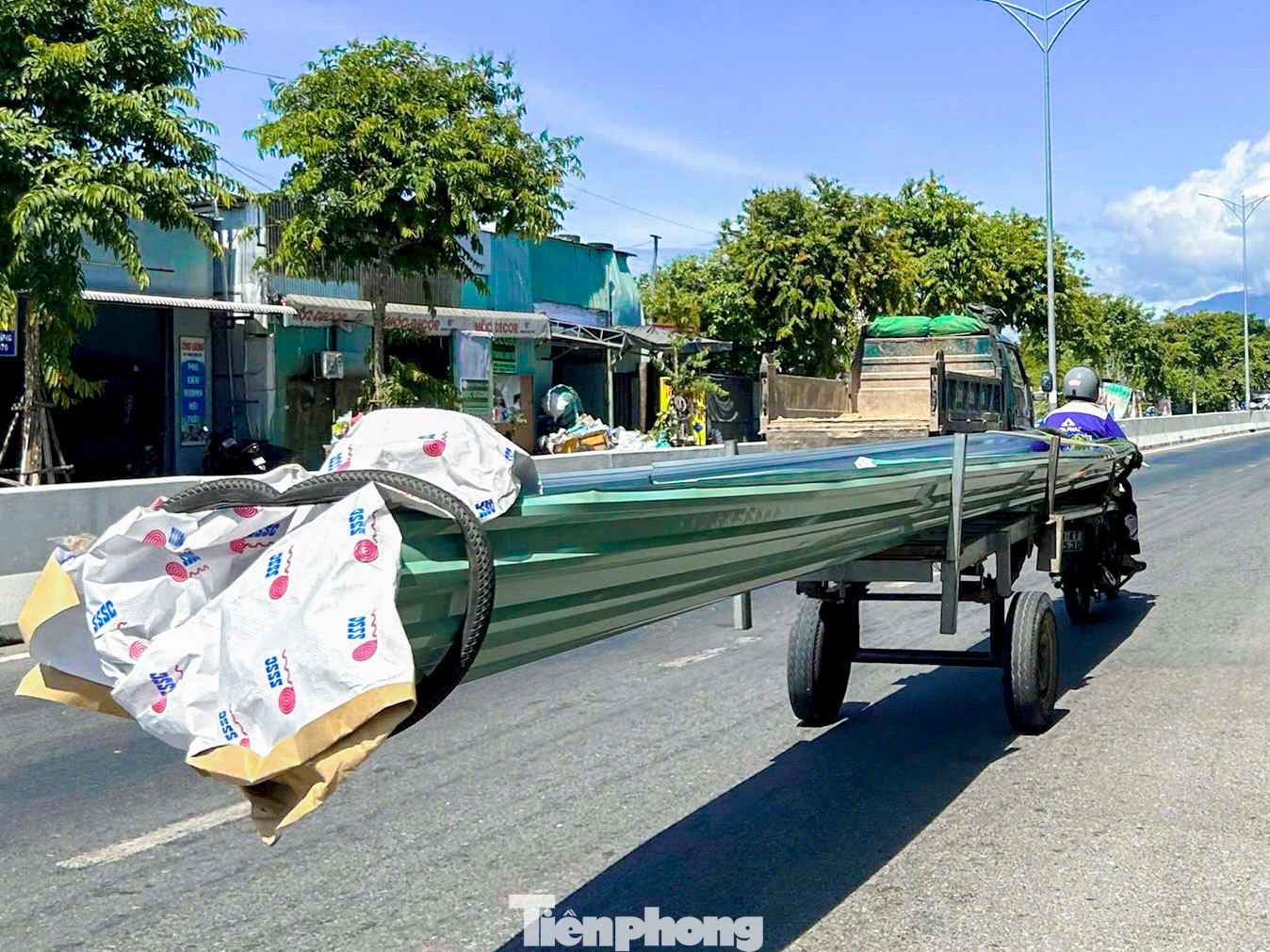 Theo tìm hiểu, phần lớn các xe ba gác kéo tôn đều do người lao động nghèo tự chế để vận chuyển hàng hóa thuê, chủ yếu là vật liệu xây dựng như sắt, tôn, ống nhựa. Giá cước rẻ, dễ điều khiển, len lỏi vào các hẻm nhỏ khiến loại phương tiện này được nhiều người lựa chọn.