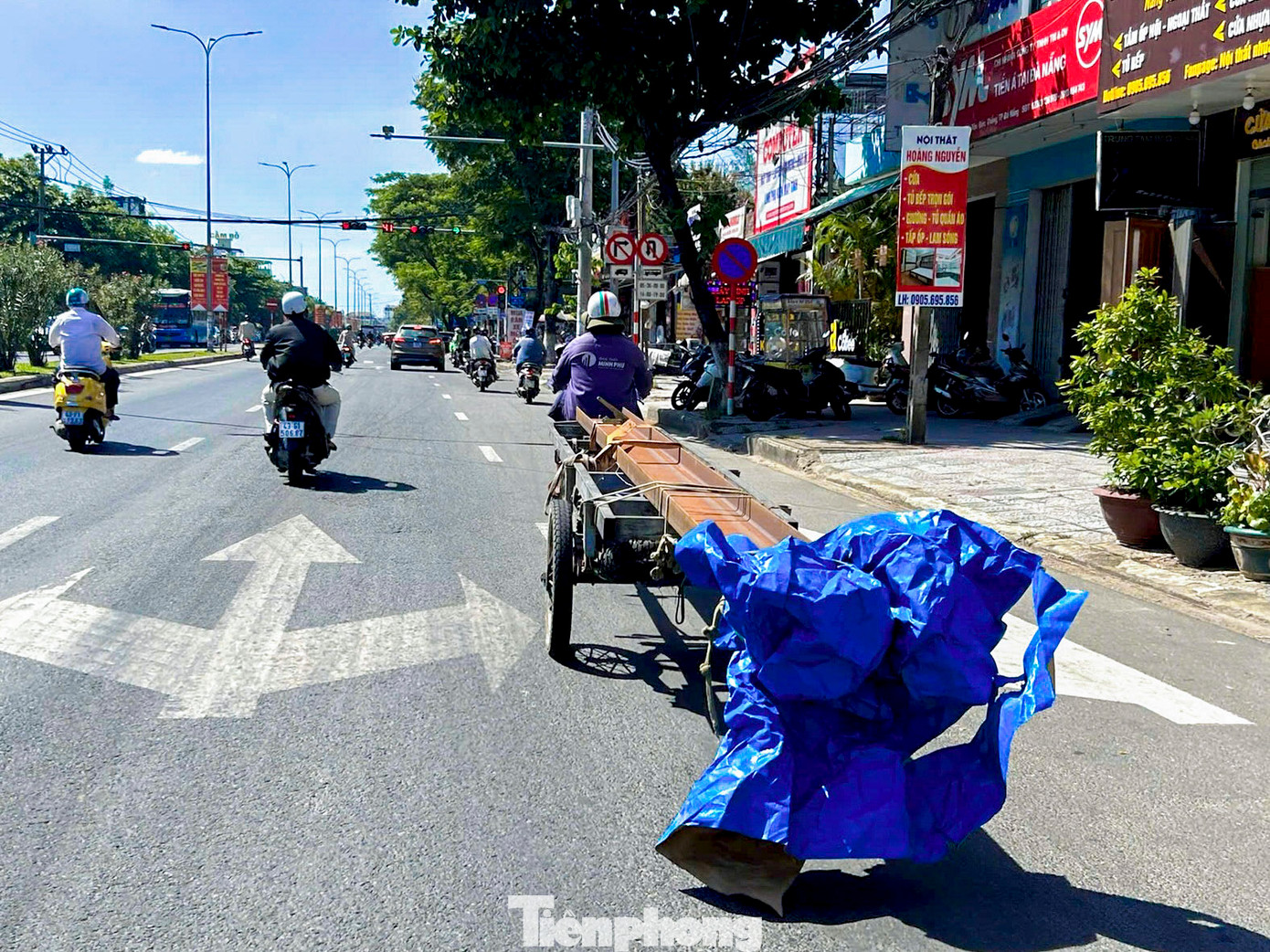 Trung tá Đặng Ngọc Tài, Trạm trưởng Trạm CSGT Hòa Hiệp cho biết: Đơn vị thường xuyên ra quân xử lý các trường hợp xe ba gác tự chế chở hàng cồng kềnh, đặc biệt là tôn dài, lưu thông trên đường gây mất an toàn giao thông. Đồng thời, lực lượng cũng tăng cường tuyên truyền tại các cơ sở vật liệu xây dựng, cơ sở sắt thép để hạn chế tình trạng giao hàng bằng xe ba gác.