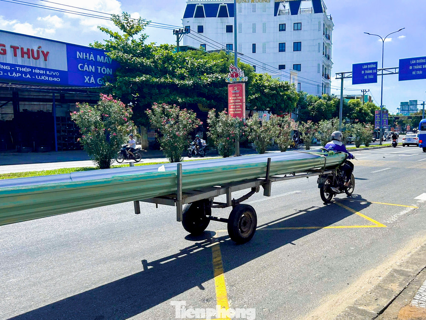 Theo ghi nhận, tại nhiều tuyến đường như Tôn Đức Thắng, Trường Chinh, Điện Biên Phủ, Nguyễn Tri Phương… ở TP. Đà Nẵng, không khó để bắt gặp hình ảnh những chiếc xe ba gác cũ kỹ, tự chế, kéo theo các tấm tôn dài, sắc lẹm, không che chắn hay gắn biển cảnh báo. Mỗi khi những phương tiện này xuất hiện, người đi đường phải vội vàng tránh xa vì lo ngại bị va quẹt hoặc “cắt” trúng người.