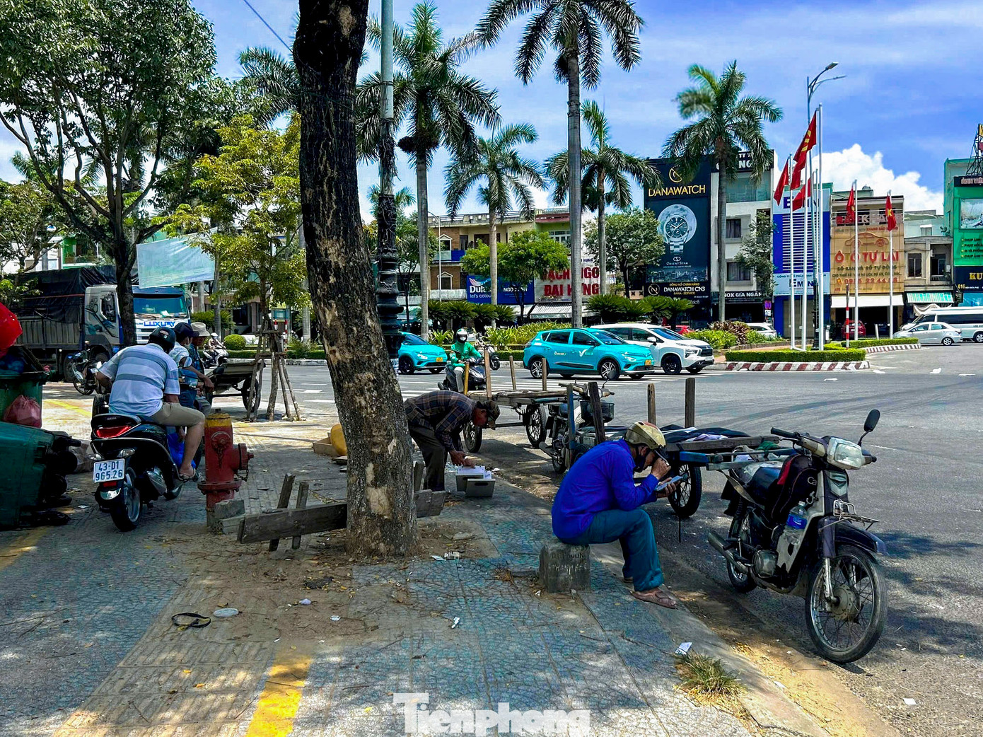 “Tôi biết nguy hiểm, nhưng nếu không chạy xe này thì lấy gì nuôi con. Mỗi ngày kiếm được trăm ngàn là mừng rồi”, ông T., một người chuyên chở hàng thuê tại khu vực quận Liên Chiểu cho hay.