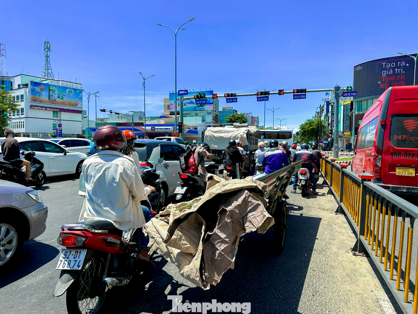 “Có hôm tôi đang chạy xe máy thì một chiếc ba gác chở tôn dài bất ngờ tạt đầu. May mà thắng kịp, chứ bị mảnh tôn cứa trúng là chắc chết. Nhiều trường hợp bị té ngã vì bị va quẹt, nguy hiểm đến tính mạng rồi”, anh Nguyễn Luân trú quận Liên Chiểu, chia sẻ.