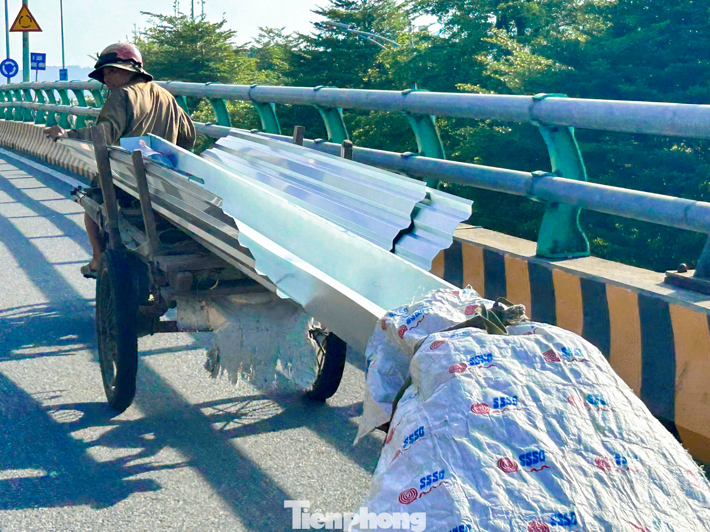 Không ít vụ tai nạn thương tâm đã xảy ra do va chạm với các loại phương tiện này. Những tấm tôn không được cố định chắc chắn, chỉ cần một cú xóc nhẹ cũng có thể văng ra, gây hậu quả nghiêm trọng.