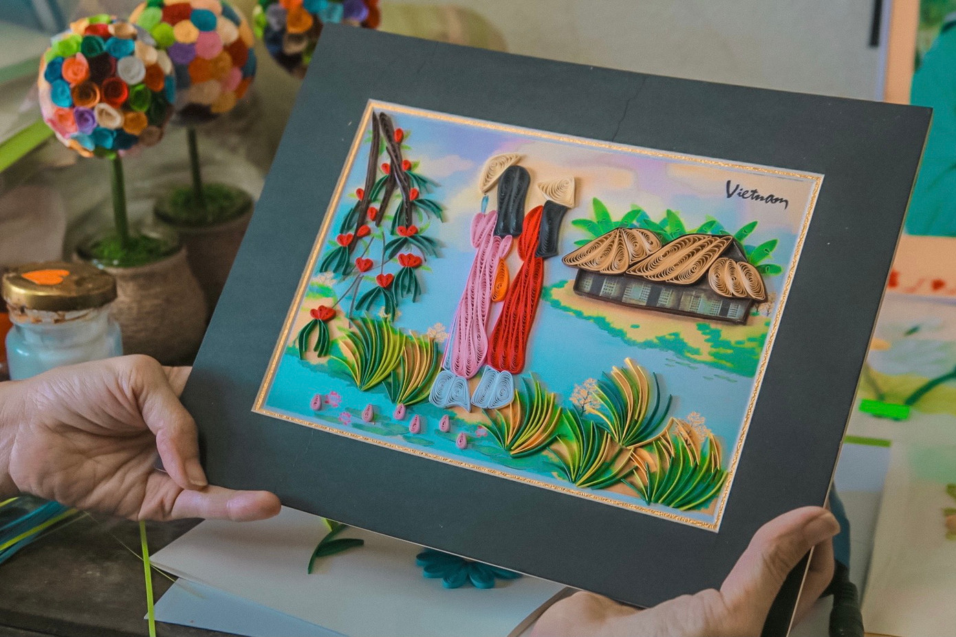 Năm nay, nhiều mẫu mã đa dạng được chị làm như danh lam thắng cảnh, Cầu Rồng... với nhiều màu sắc rực rỡ, đẹp mắt.