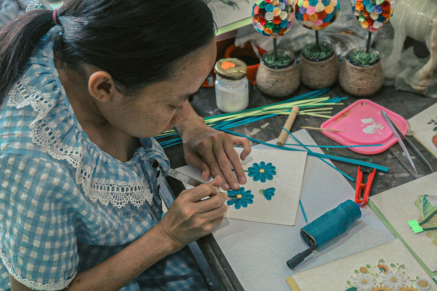 Những ngày gần Tết, một mình chị phải làm từ sáng tới tối muộn mới mong đủ hàng. “Số lượng khách đặt nhiều nên bây giờ tôi không dám nhận làm thêm nữa. Hiện tại còn khoảng 50 đơn phải hoàn thành trước 28 âm lịch để giao cho khách nên phải làm ráo riết ngày đêm, mong sao sẽ kịp”, chị Láng nói.