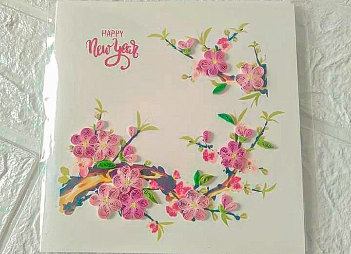 Những bức tranh Tết độc đáo, bắt mắt được tạo ra từ đôi bàn tay khéo léo của chị Láng đang được nhiều người đặt hàng làm quà tặng cho người thân, bạn bè trong dịp Tết Nguyên đán.