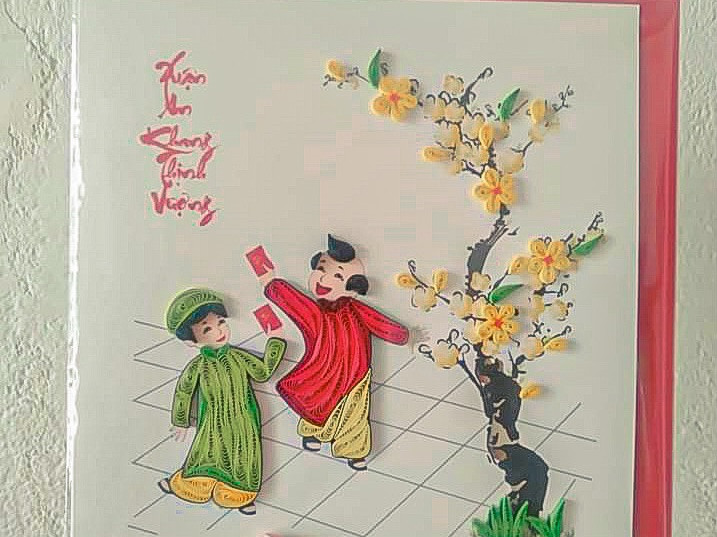 Những bức tranh Tết độc đáo, bắt mắt được tạo ra từ đôi bàn tay khéo léo của chị Láng đang được nhiều người đặt hàng làm quà tặng cho người thân, bạn bè trong dịp Tết Nguyên đán.